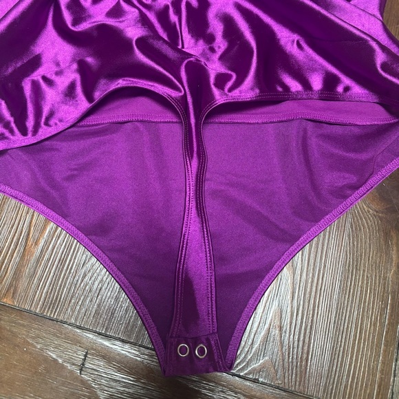EXPRESS Bodysuit Vibrant Purple Metallic Glam Off The Shoulder Satin Thong Sz XL - Picture 8 of 10